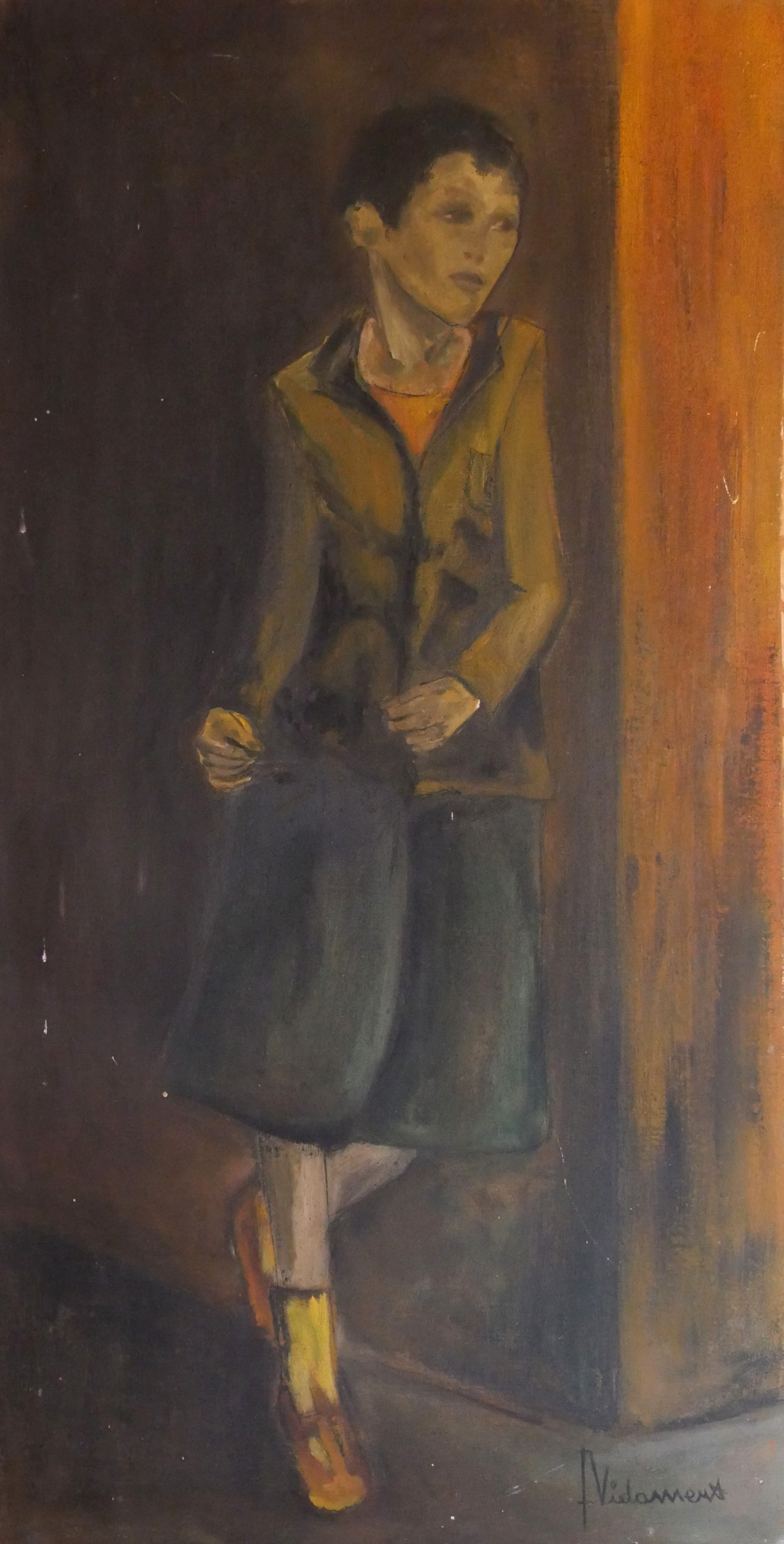 Jeune femme adossée